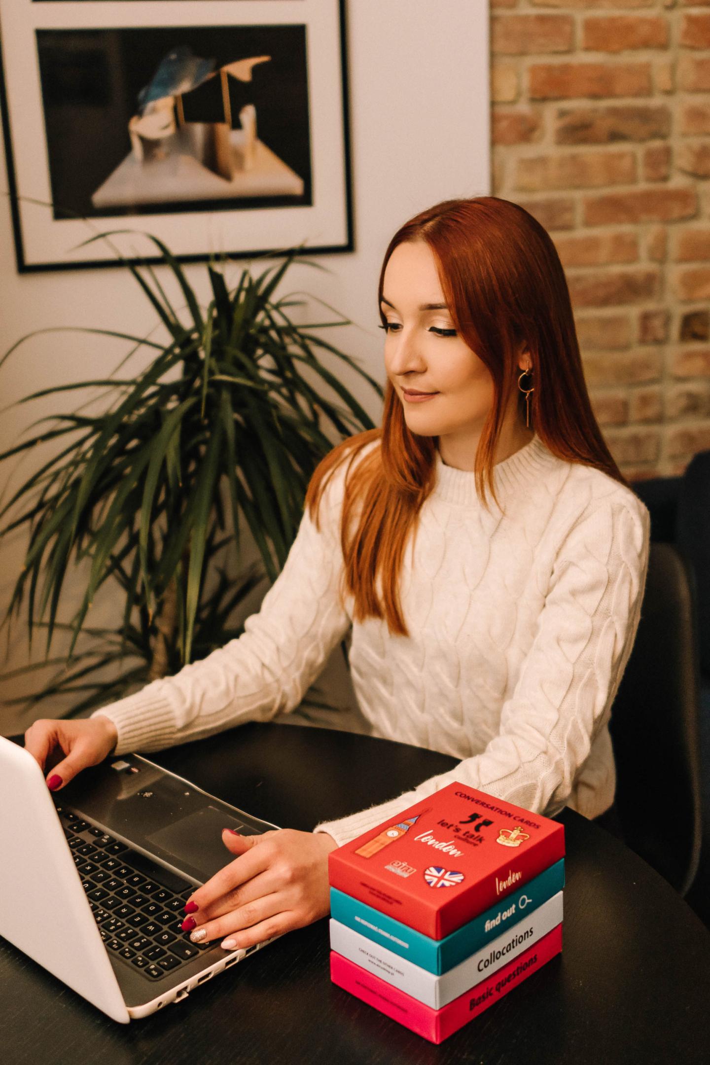 Agnieszka Fronczak, lektorka języka angielskiego, prowadzi zajęcia online przy laptopie