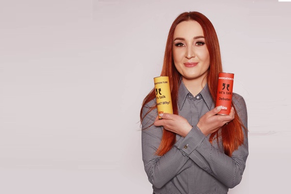 Agnieszka Fronczak, lektorka języka angielskiego, z materiałami do konwersacji