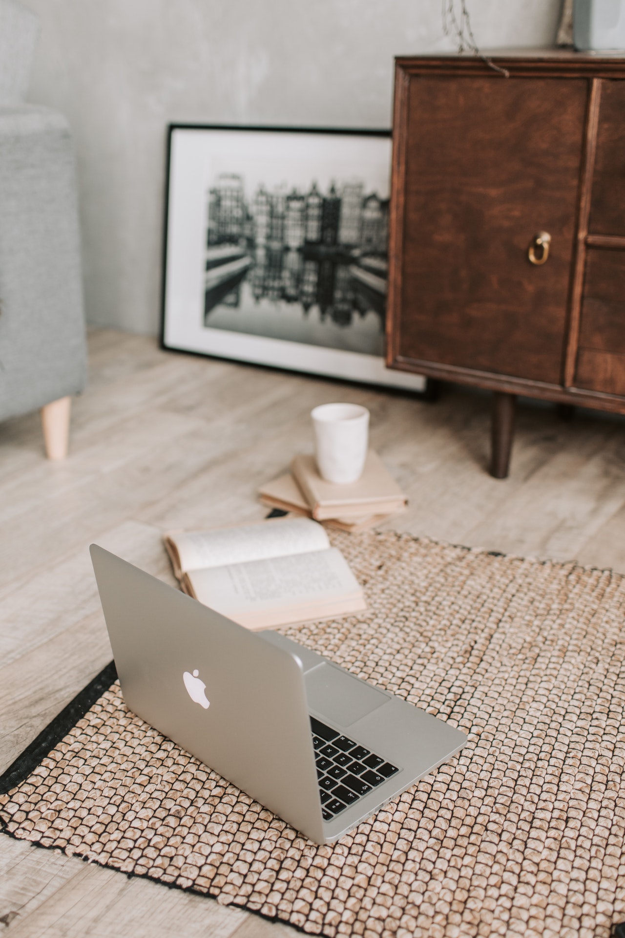Laptop na dywanie w domu – przygotowanie do FCE online