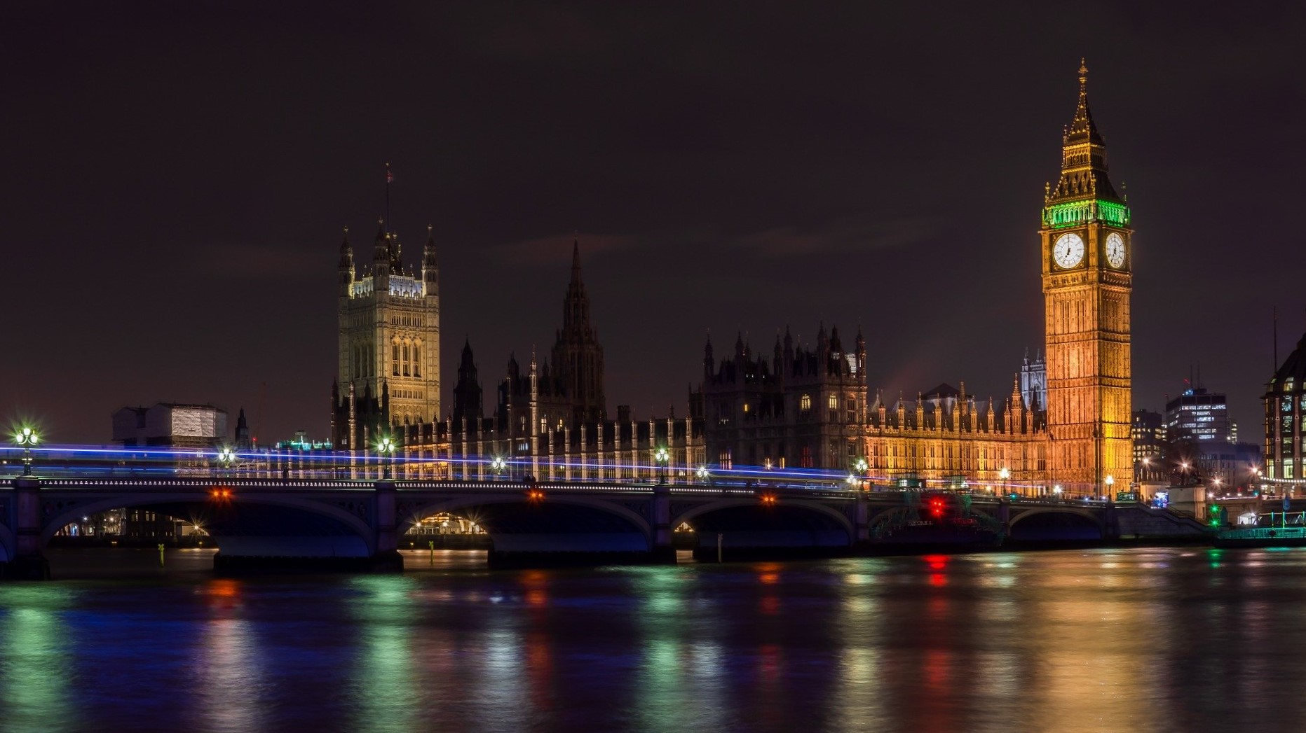 Westminster i Big Ben nocą nad Tamizą w Londynie